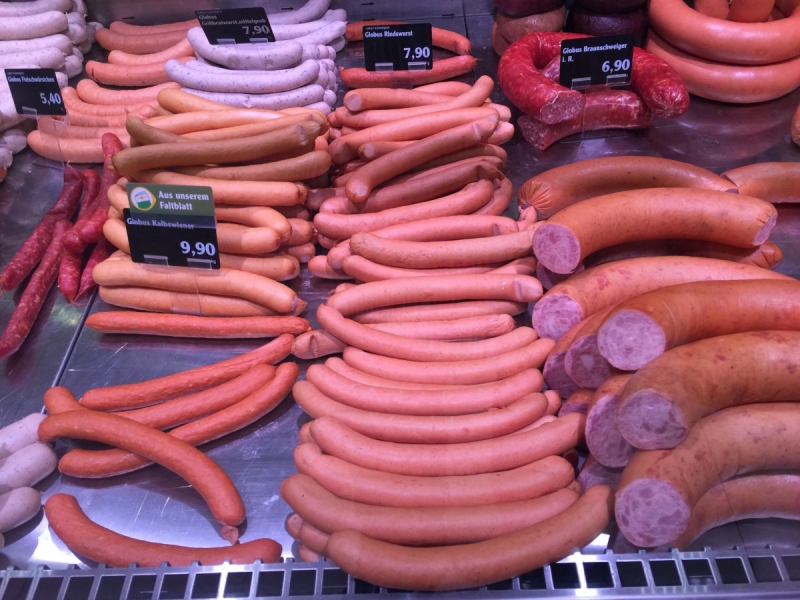 charcuterie-ST JULIEN-min_sausages_meat_butchery-1069321